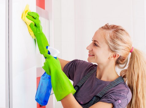 Carpet cleaners discussing a transparent quote for a St Helier apartment